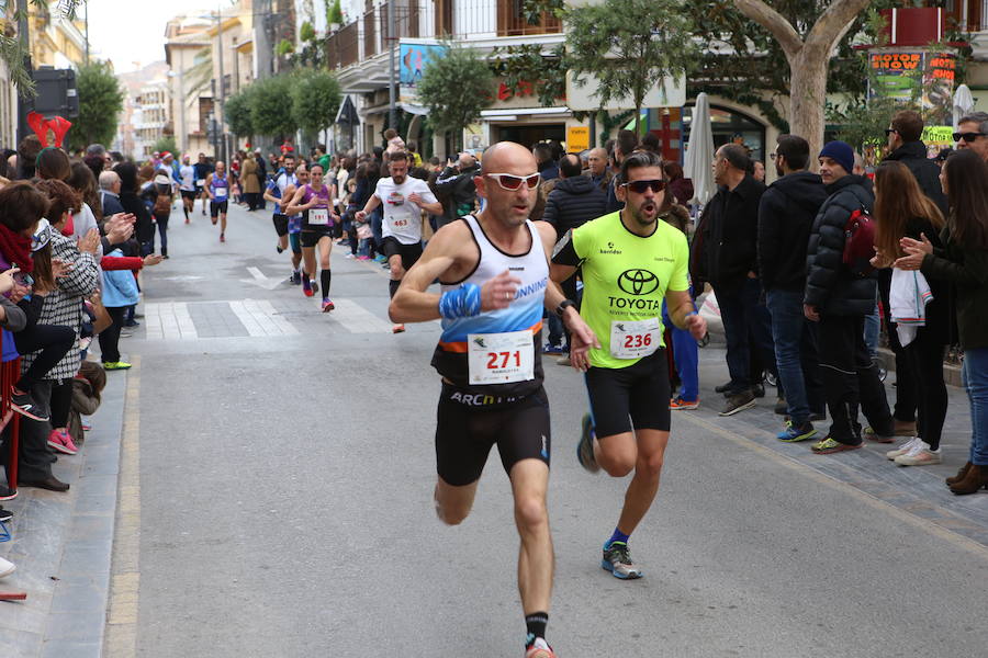 Miles de corredores han despedido el año corriendo por las calles de Lorca