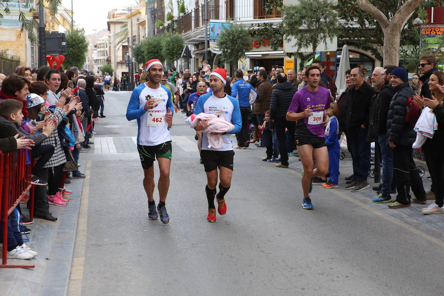 Miles de corredores han despedido el año corriendo por las calles de Lorca