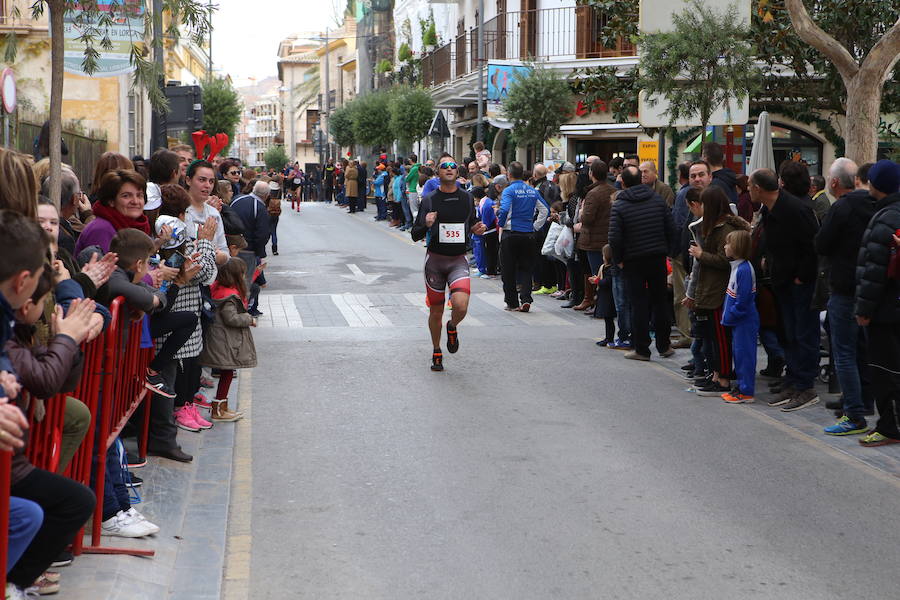 Miles de corredores han despedido el año corriendo por las calles de Lorca