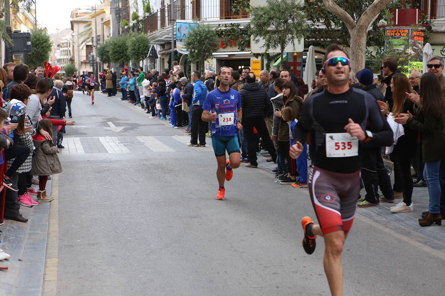 Miles de corredores han despedido el año corriendo por las calles de Lorca