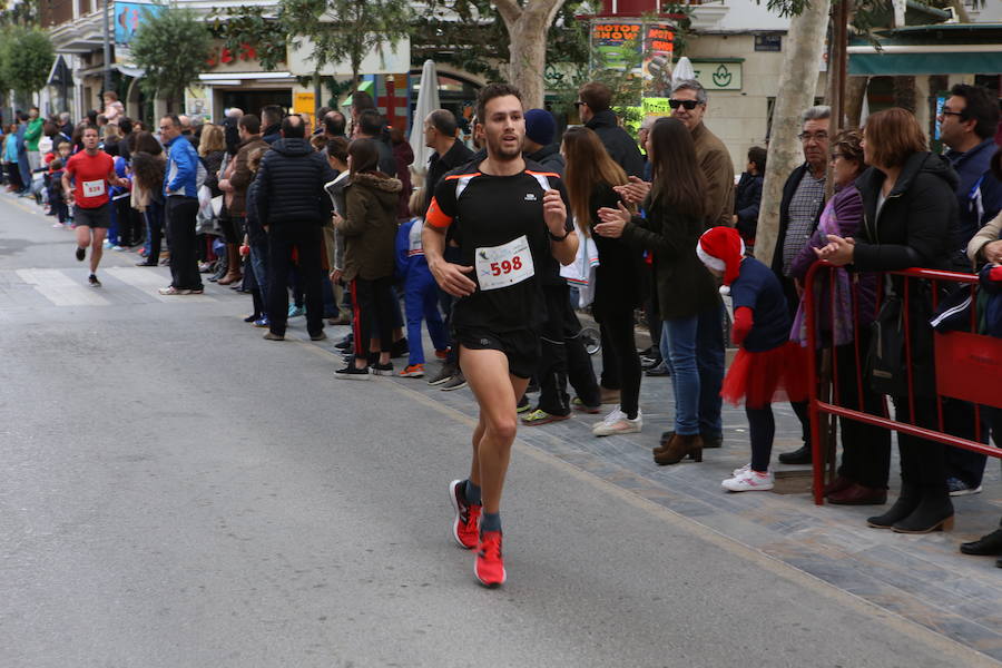 Miles de corredores han despedido el año corriendo por las calles de Lorca