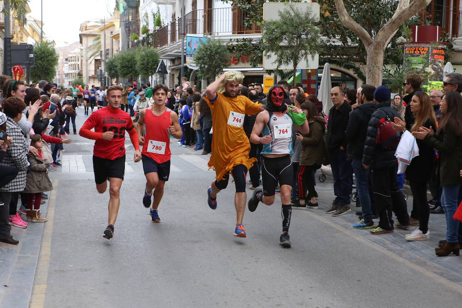 Miles de corredores han despedido el año corriendo por las calles de Lorca