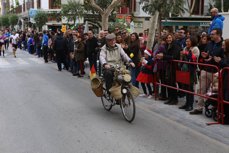 Miles de corredores han despedido el año corriendo por las calles de Lorca