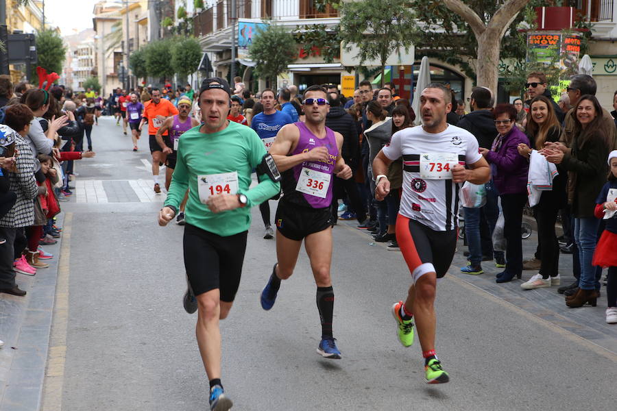 Miles de corredores han despedido el año corriendo por las calles de Lorca