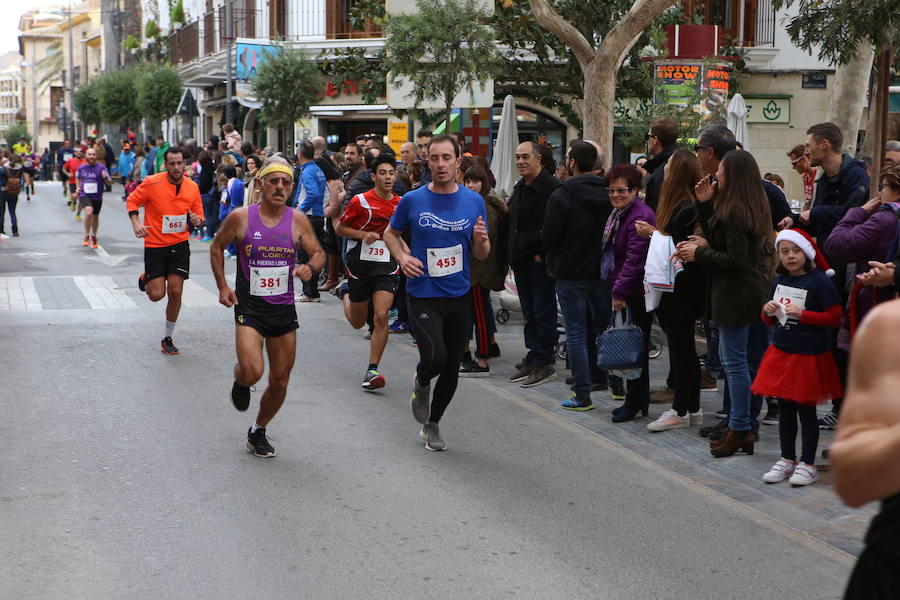 Miles de corredores han despedido el año corriendo por las calles de Lorca