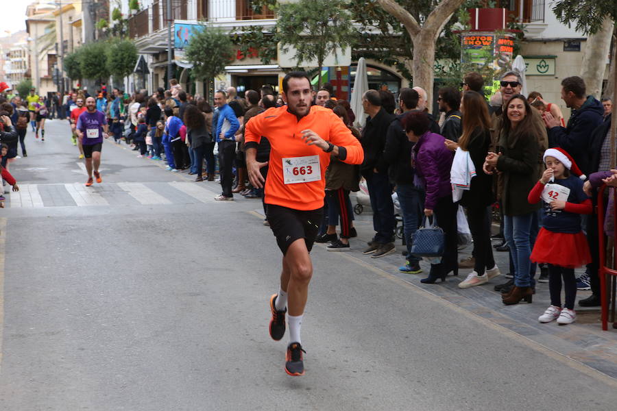 Miles de corredores han despedido el año corriendo por las calles de Lorca