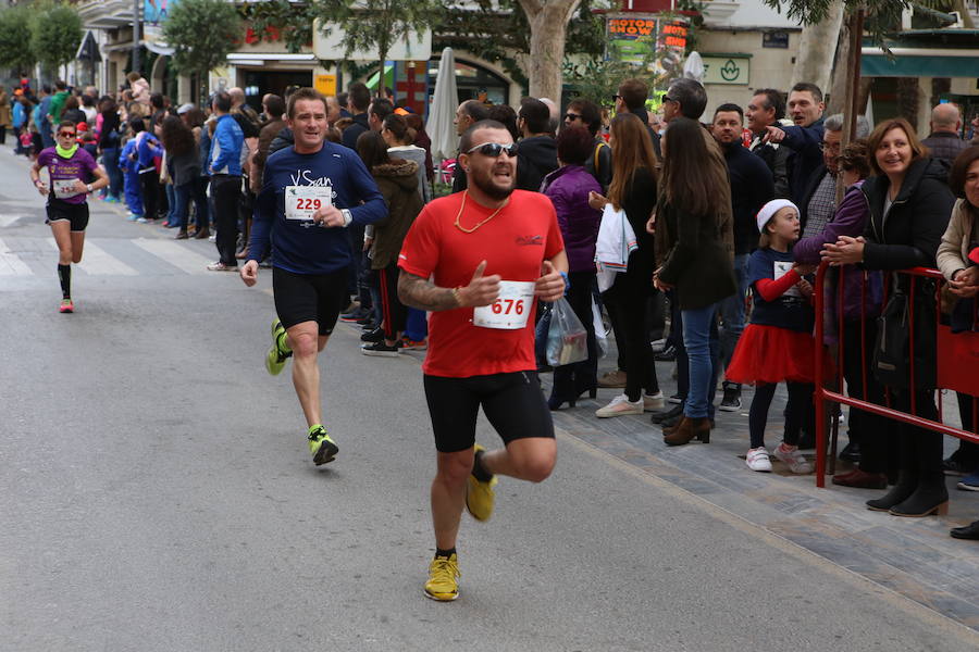 Miles de corredores han despedido el año corriendo por las calles de Lorca