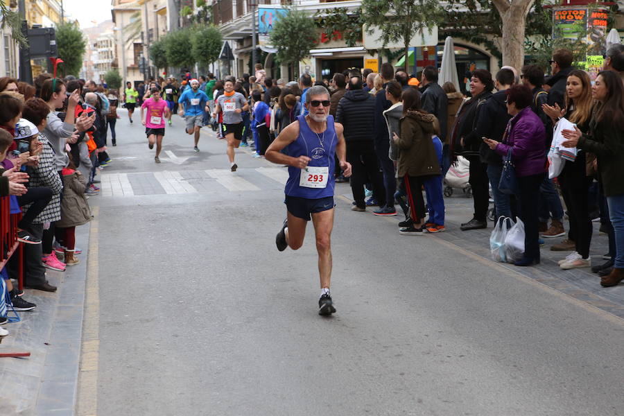 Miles de corredores han despedido el año corriendo por las calles de Lorca