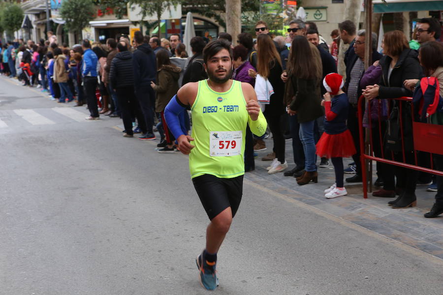 Miles de corredores han despedido el año corriendo por las calles de Lorca