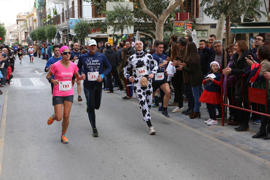 Miles de corredores han despedido el año corriendo por las calles de Lorca