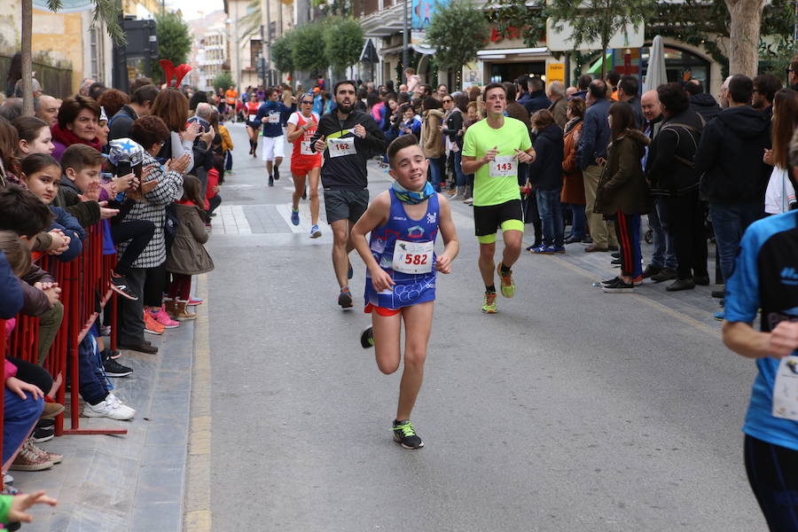 Miles de corredores han despedido el año corriendo por las calles de Lorca