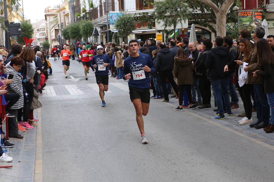 Miles de corredores han despedido el año corriendo por las calles de Lorca