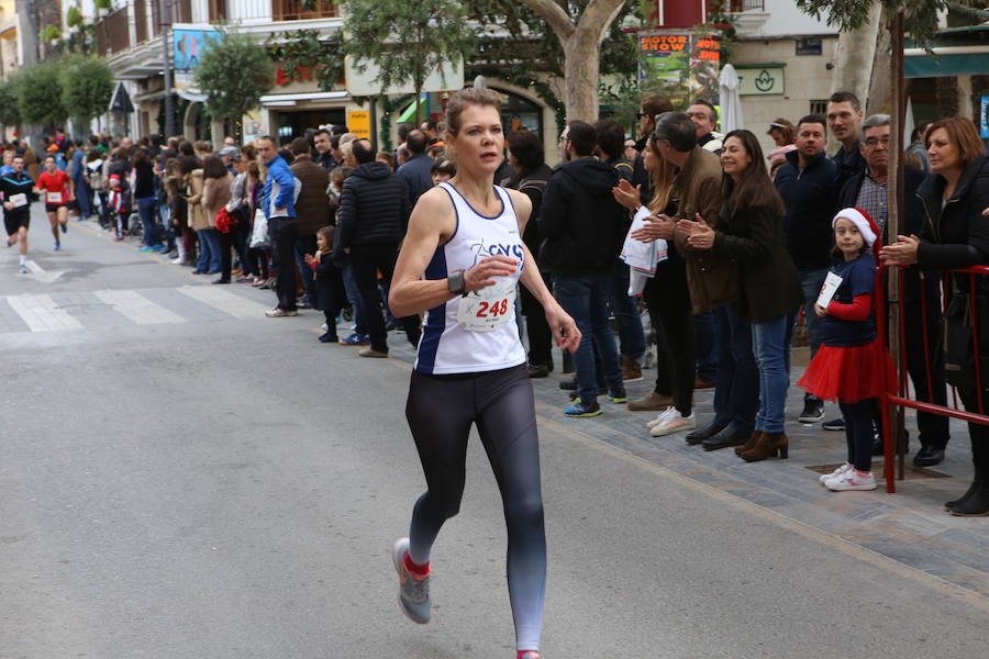 Miles de corredores han despedido el año corriendo por las calles de Lorca