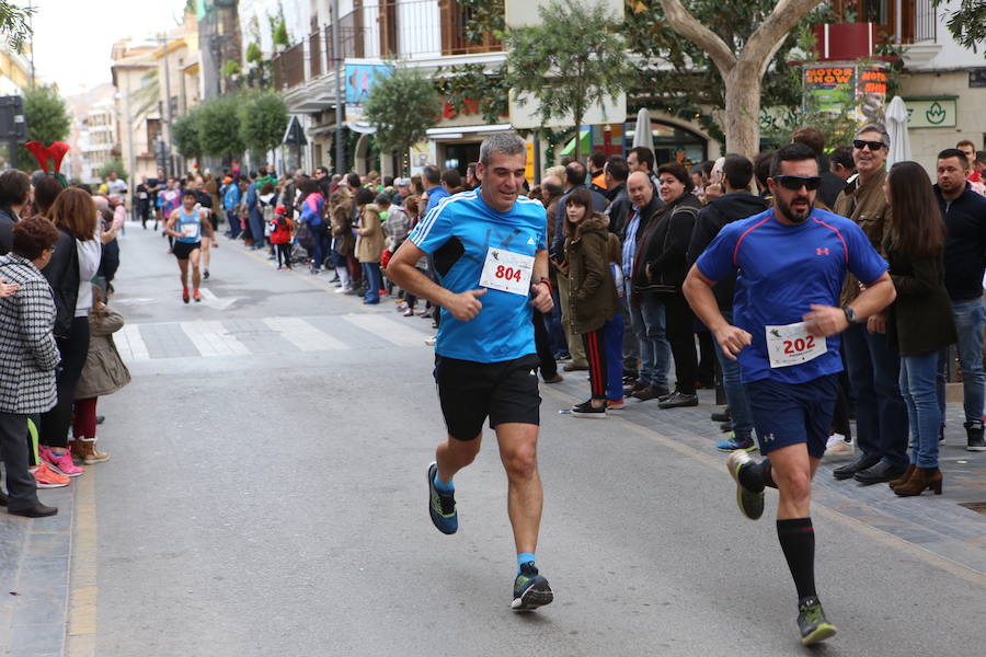 Miles de corredores han despedido el año corriendo por las calles de Lorca