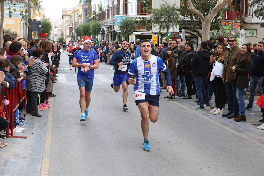 Miles de corredores han despedido el año corriendo por las calles de Lorca