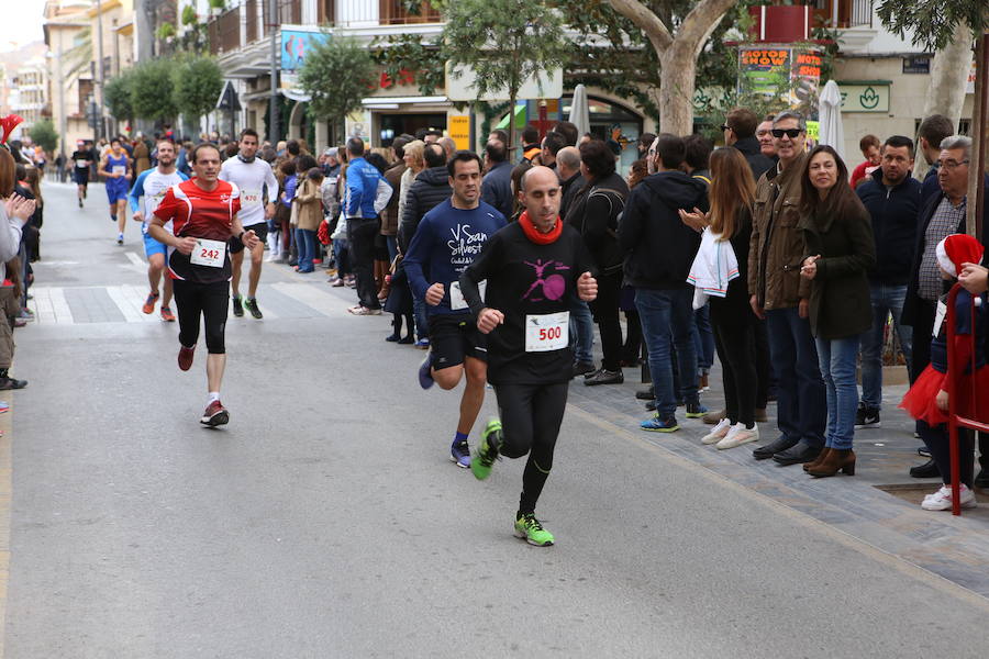 Miles de corredores han despedido el año corriendo por las calles de Lorca