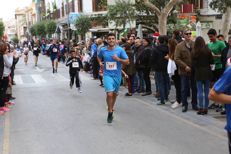 Miles de corredores han despedido el año corriendo por las calles de Lorca