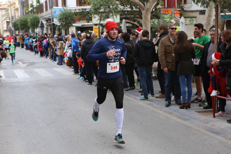 Miles de corredores han despedido el año corriendo por las calles de Lorca