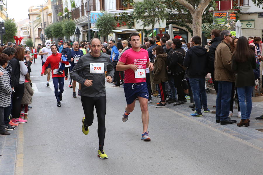 Miles de corredores han despedido el año corriendo por las calles de Lorca