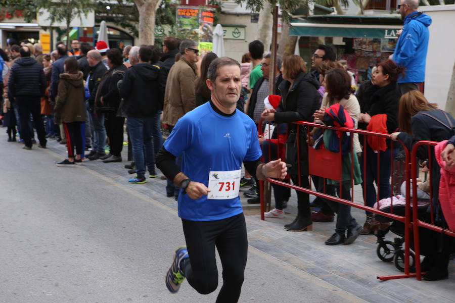 Miles de corredores han despedido el año corriendo por las calles de Lorca