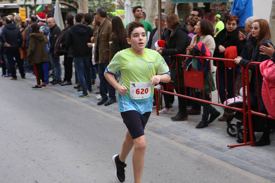 Miles de corredores han despedido el año corriendo por las calles de Lorca