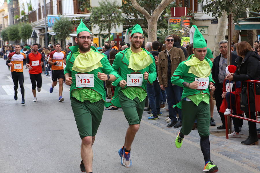 Miles de corredores han despedido el año corriendo por las calles de Lorca