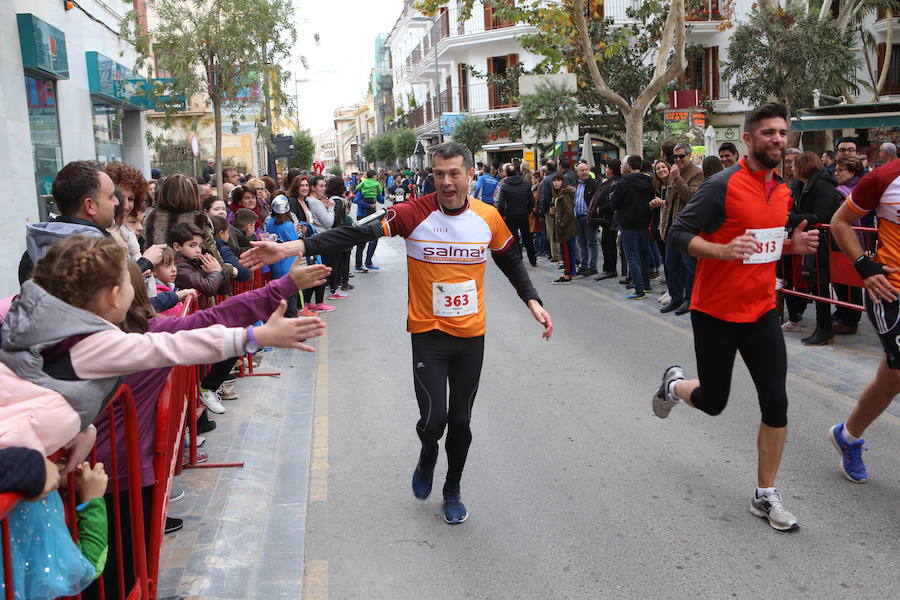 Miles de corredores han despedido el año corriendo por las calles de Lorca