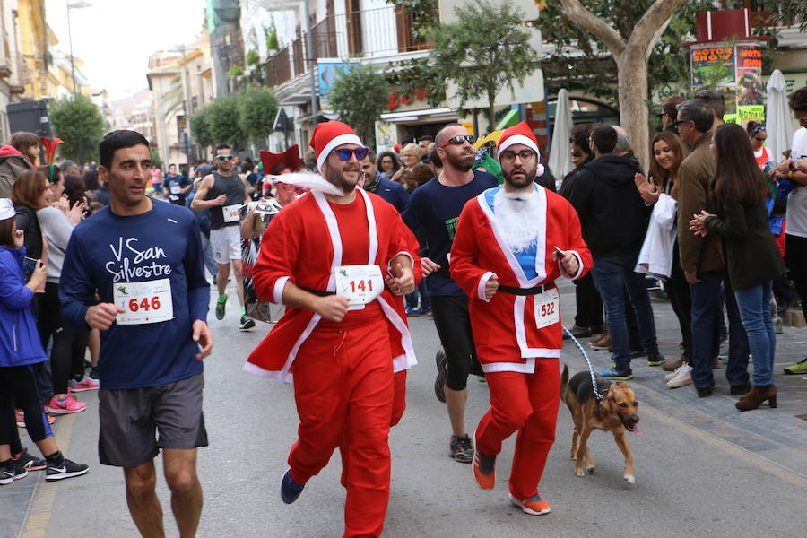 Miles de corredores han despedido el año corriendo por las calles de Lorca