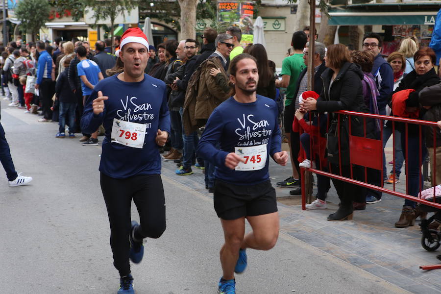 Miles de corredores han despedido el año corriendo por las calles de Lorca