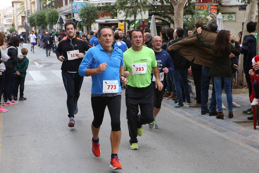 Miles de corredores han despedido el año corriendo por las calles de Lorca