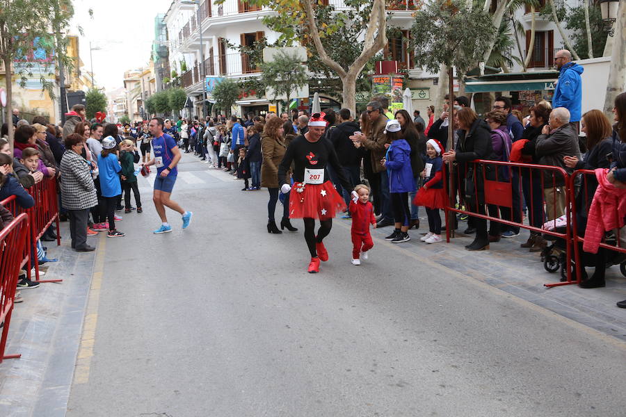 Miles de corredores han despedido el año corriendo por las calles de Lorca