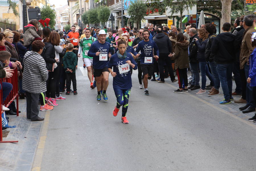 Miles de corredores han despedido el año corriendo por las calles de Lorca