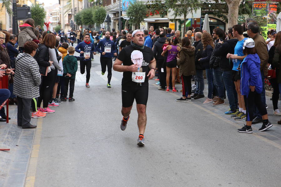 Miles de corredores han despedido el año corriendo por las calles de Lorca