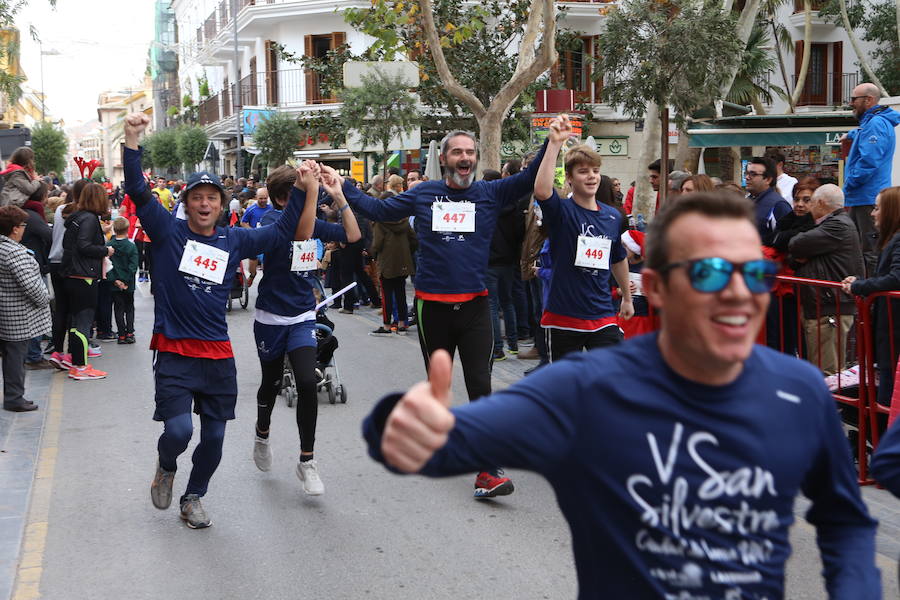 Miles de corredores han despedido el año corriendo por las calles de Lorca