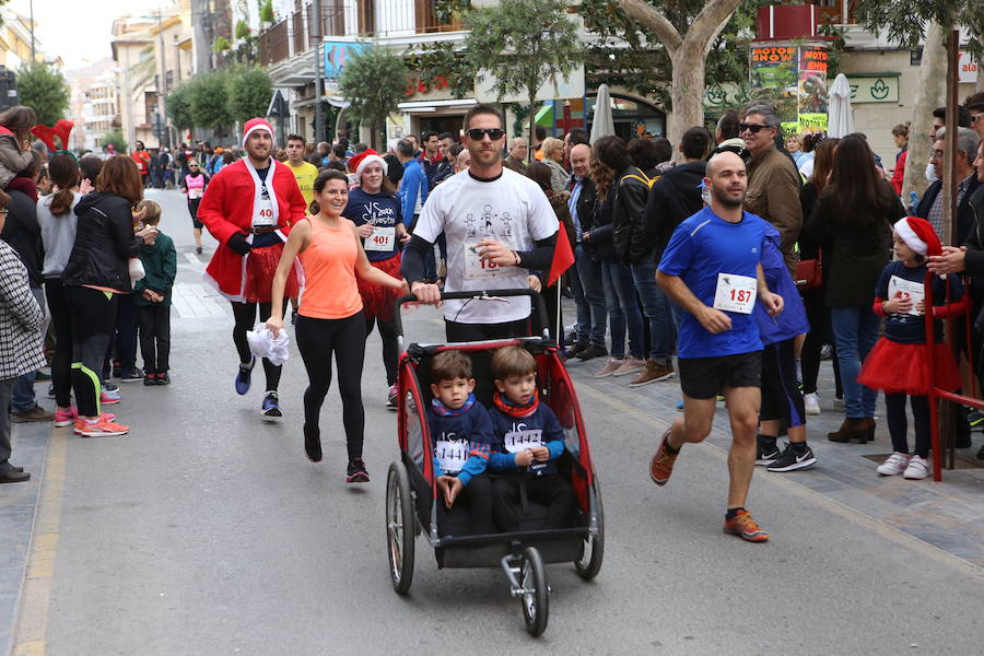 Miles de corredores han despedido el año corriendo por las calles de Lorca