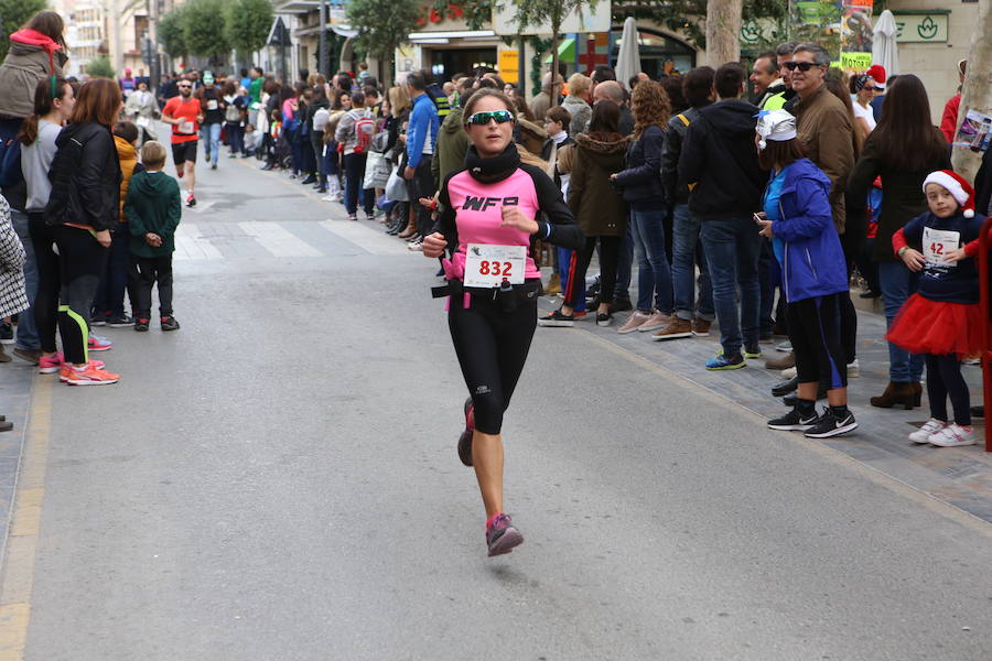 Miles de corredores han despedido el año corriendo por las calles de Lorca