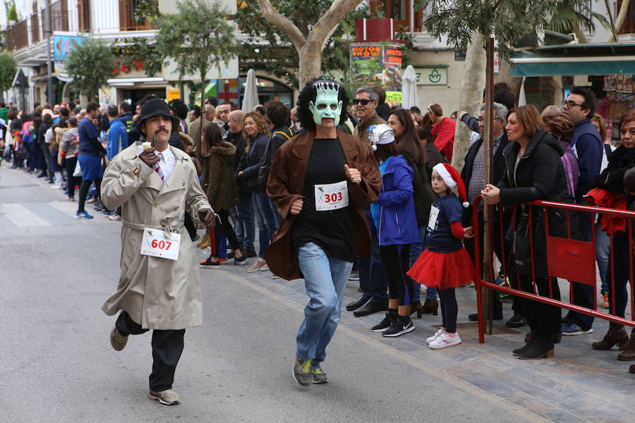 Miles de corredores han despedido el año corriendo por las calles de Lorca