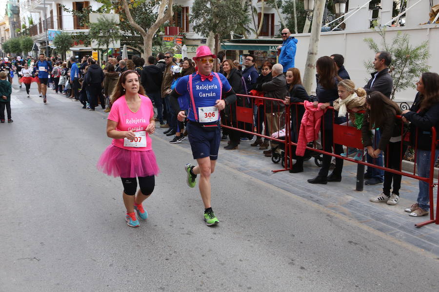 Miles de corredores han despedido el año corriendo por las calles de Lorca