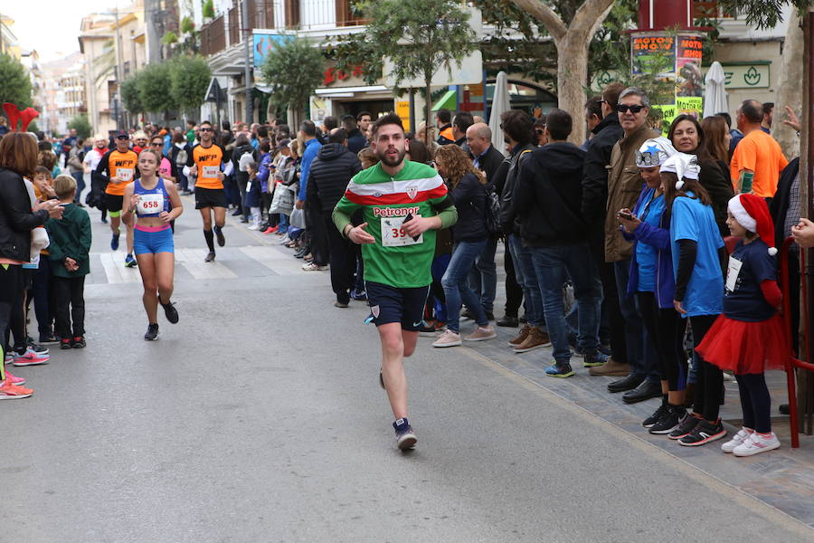 Miles de corredores han despedido el año corriendo por las calles de Lorca