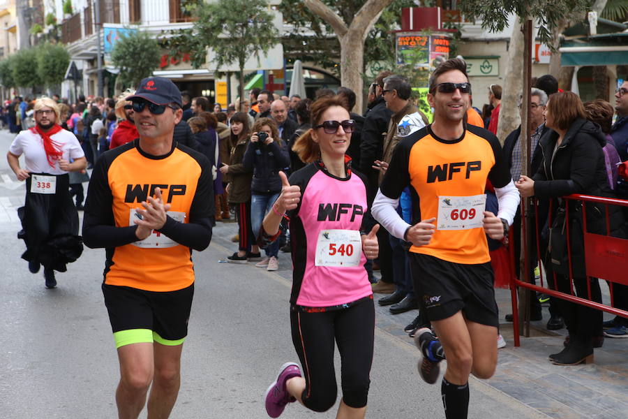 Miles de corredores han despedido el año corriendo por las calles de Lorca