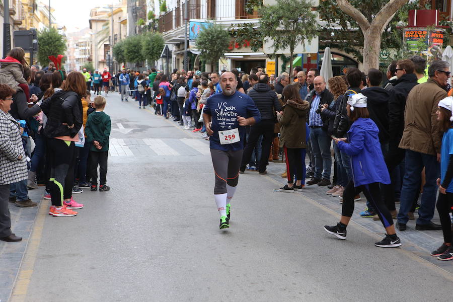 Miles de corredores han despedido el año corriendo por las calles de Lorca