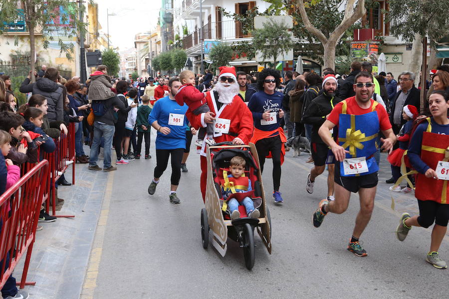 Miles de corredores han despedido el año corriendo por las calles de Lorca