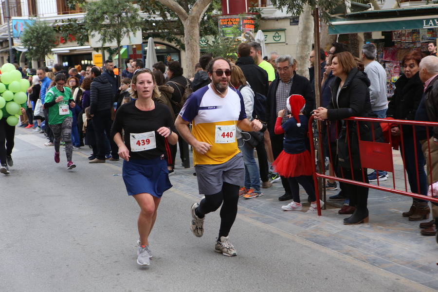 Miles de corredores han despedido el año corriendo por las calles de Lorca