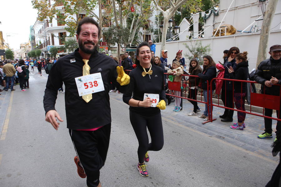 Miles de corredores han despedido el año corriendo por las calles de Lorca