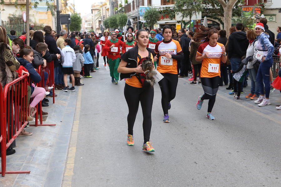 Miles de corredores han despedido el año corriendo por las calles de Lorca