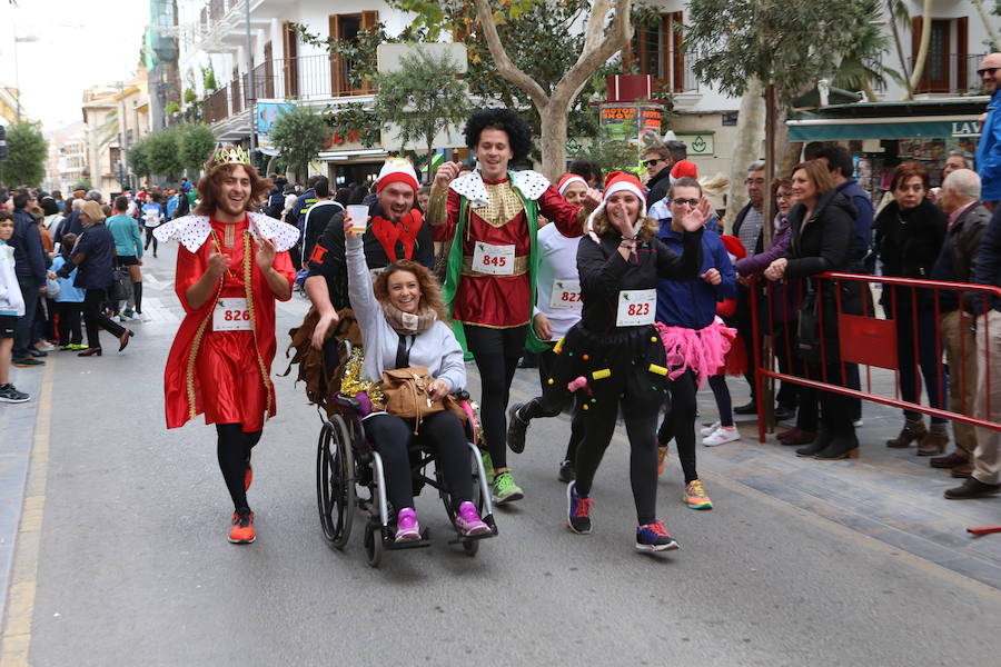 Miles de corredores han despedido el año corriendo por las calles de Lorca