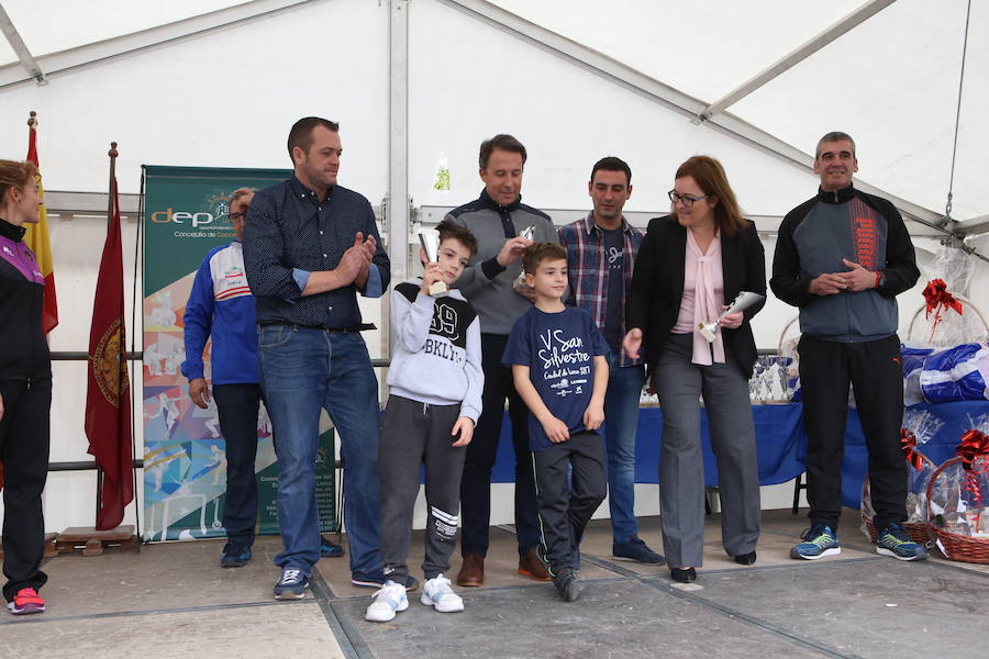 Todos los ganadores de las pruebas tanto infantil como general recibiendo sus premios