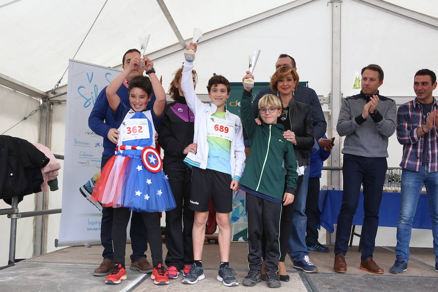 Todos los ganadores de las pruebas tanto infantil como general recibiendo sus premios