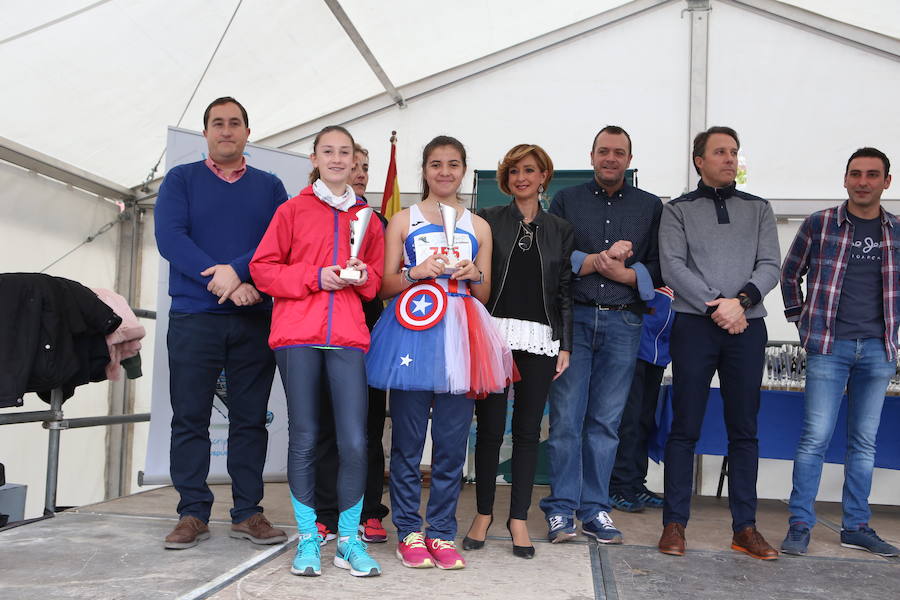 Todos los ganadores de las pruebas tanto infantil como general recibiendo sus premios