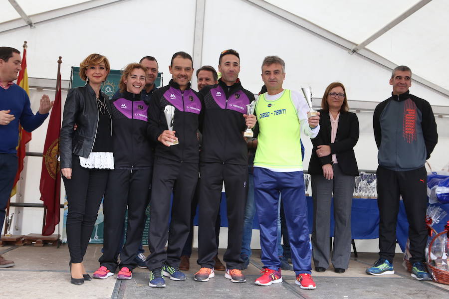 Todos los ganadores de las pruebas tanto infantil como general recibiendo sus premios